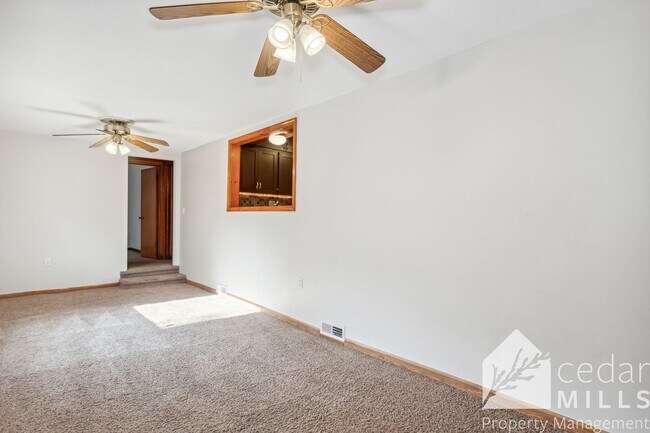 Building Photo - 3 Bedroom Home w Garage
