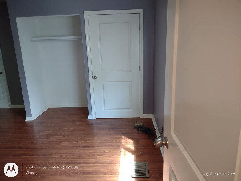 Building Photo - 829 W Oak Ave