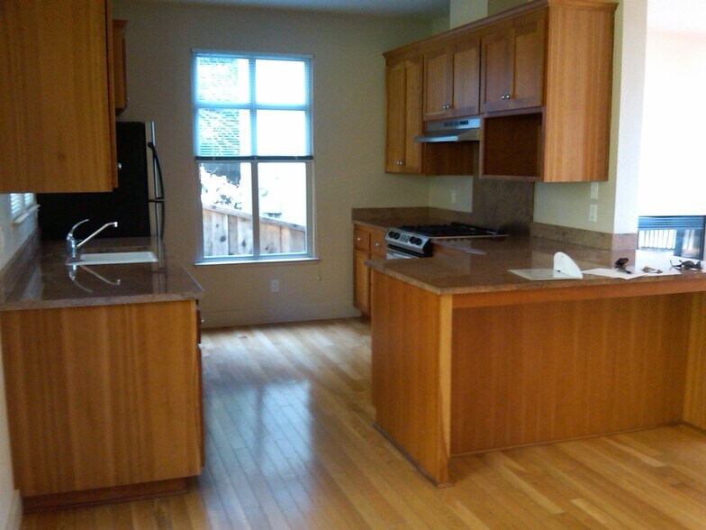 Building Photo - 642 Southview Ter