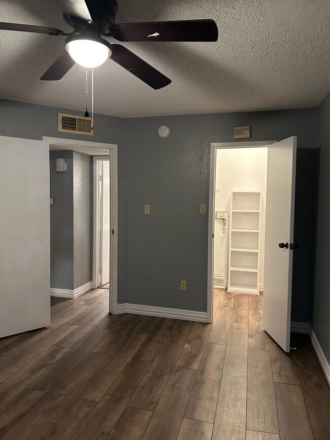 Building Photo - 2818 S Bartell Dr