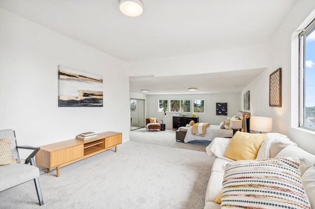 Building Photo - REMODELED HUGE BRIGHT 2400sf 4BR/3.5BA Havenscourt Split Level Home w Cottage AVAIL NOW