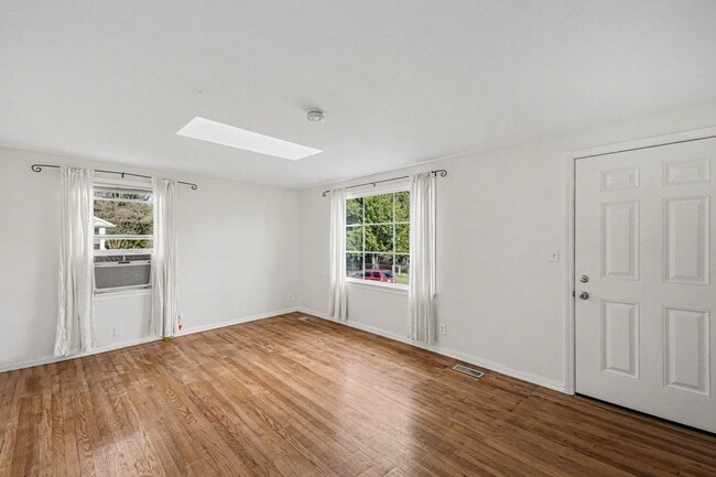 Building Photo - 3bd/1.75ba Seattle Home