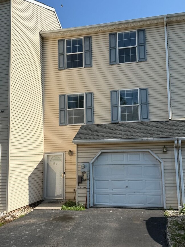 Building Photo - 3 Bedroom Town Home In Etters PA