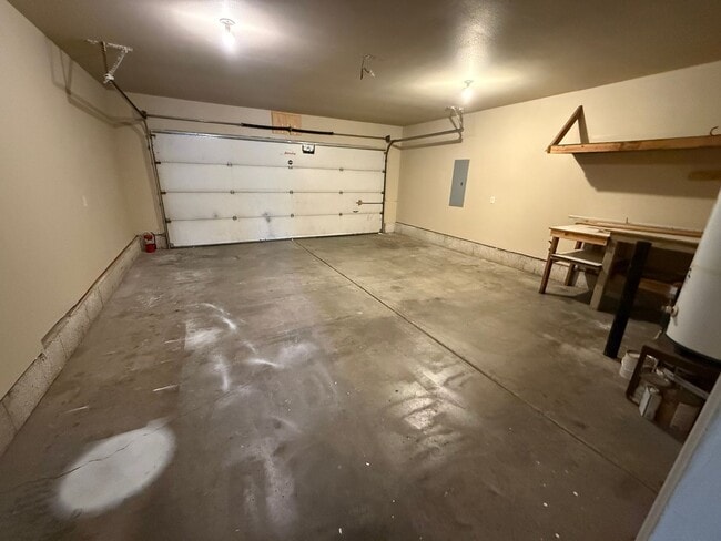 Building Photo - 3 Bed/2 Bath Single Level Home with Fenced Backyard