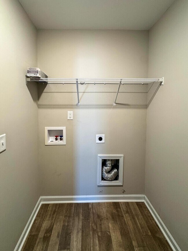 Building Photo - Spacious 4 Bed 2.5 Bath Home with Flex Rooms