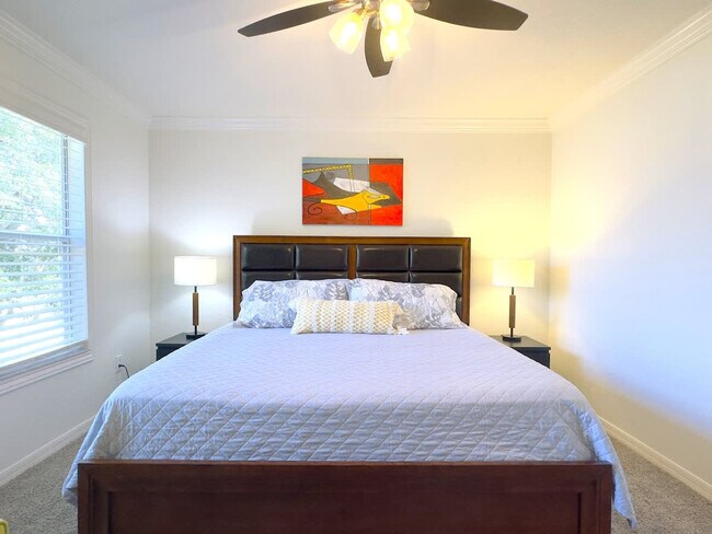 Building Photo - 1042 Calabria Ave