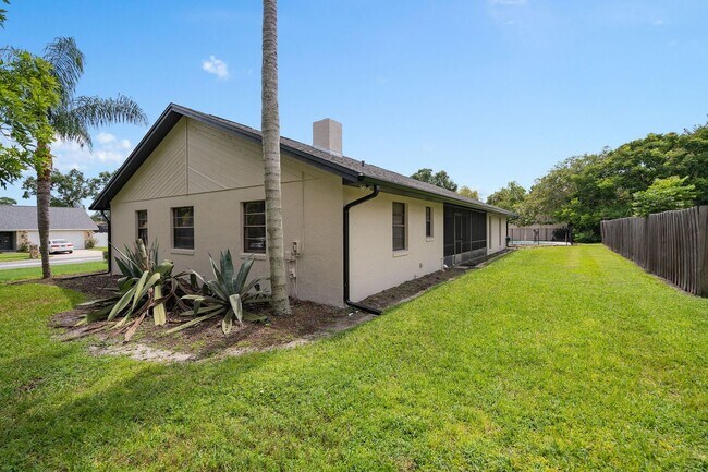 Building Photo - **Recently upgraded 4/2 pool home in Longw...