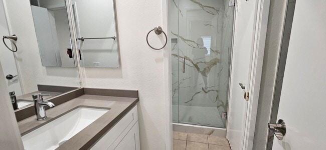 Building Photo - Beautifully Renovated Townhouse with Moder...