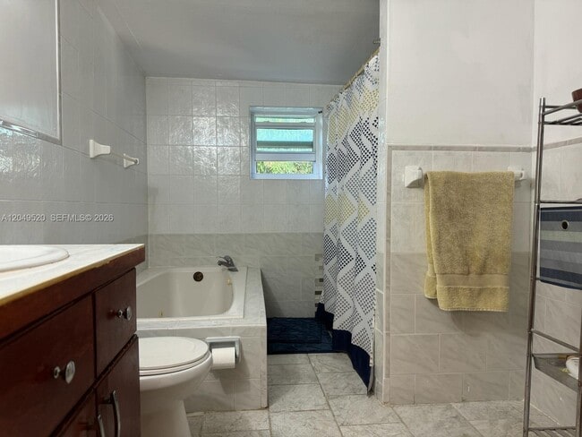 Building Photo - 225 NE 175th Terrace