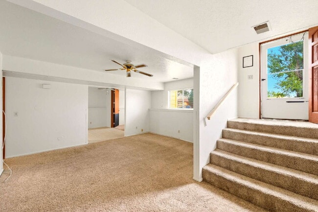 Building Photo - Available Immediately! 3 Bed 1 Bath in Denver