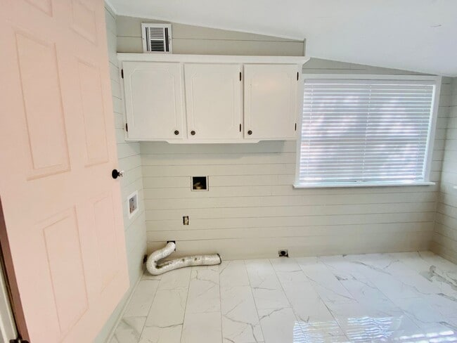 Building Photo - Updated 2 bedroom home with appliances!