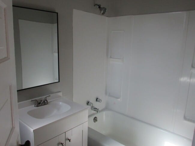 Building Photo - Charming Historic Home