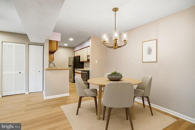 Building Photo - 1603 Carriage House Terrace