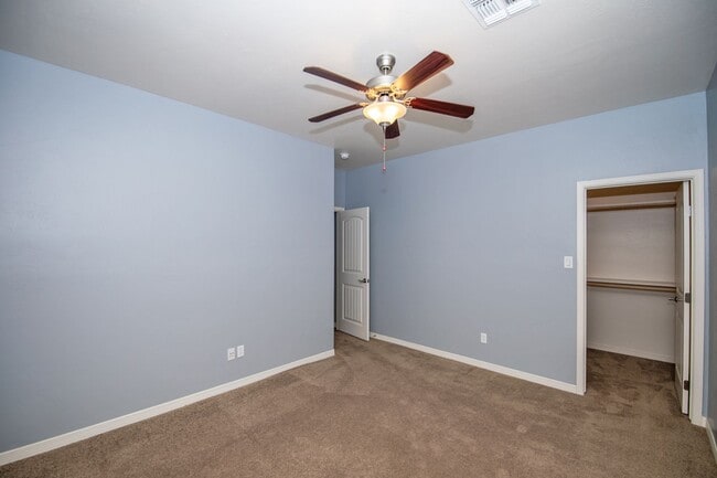 Building Photo - Spectacular open floor plan home!