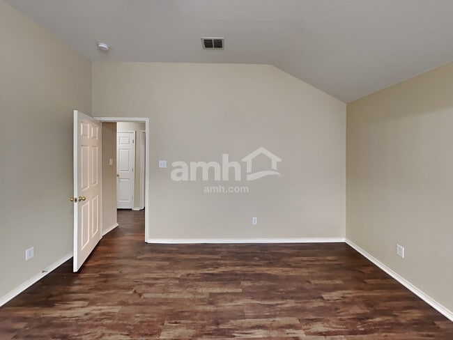 Building Photo - 511 Point Vly