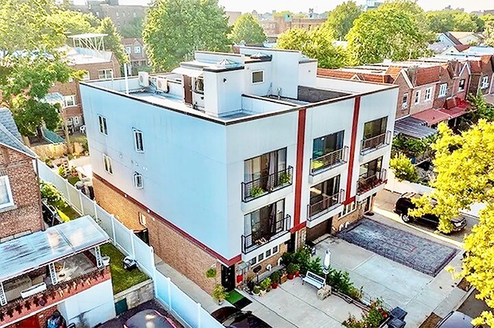 Building Photo - 694 E 38th St