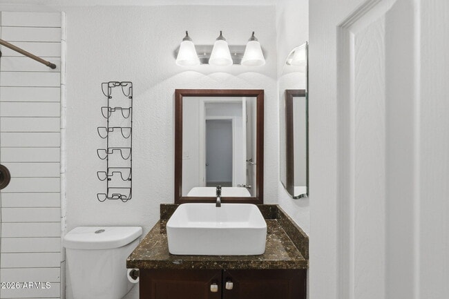 Building Photo - 1005 W 5th St