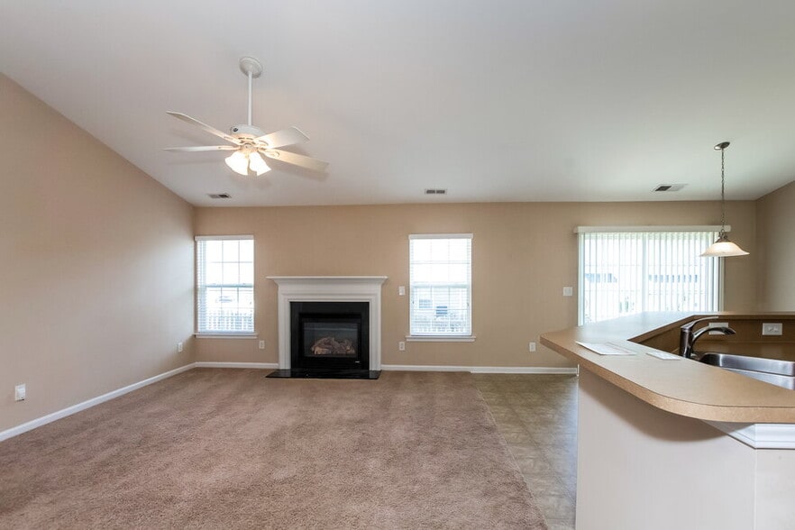 Building Photo - 722 Hope St