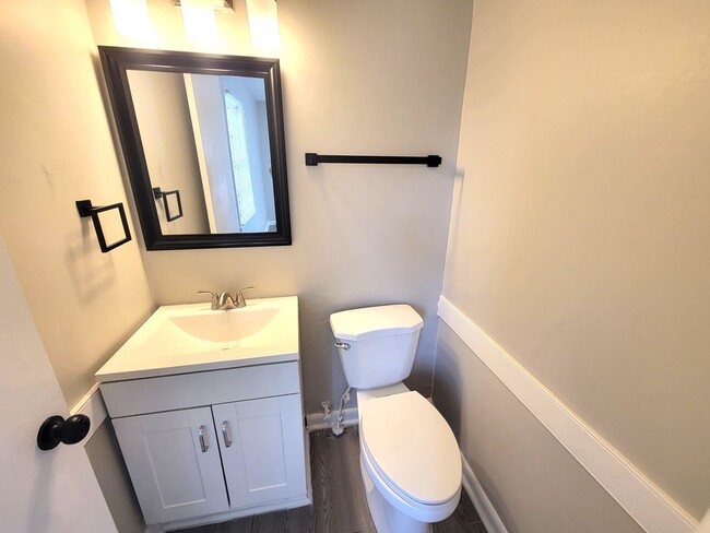 Building Photo - 3 Bedroom Brick Ranch in East Charlotte For Rent!