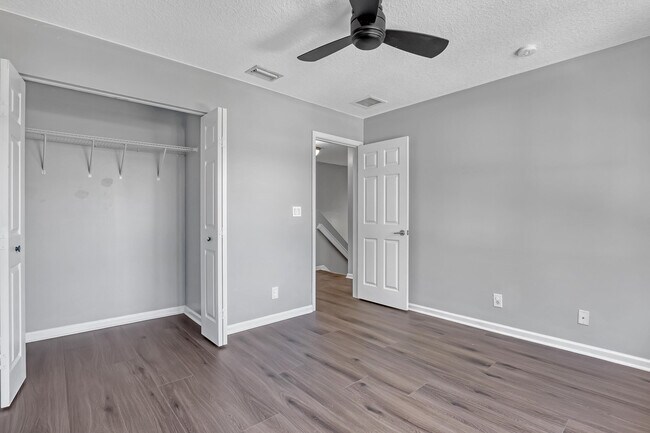 Building Photo - 3464 Commodore Ct