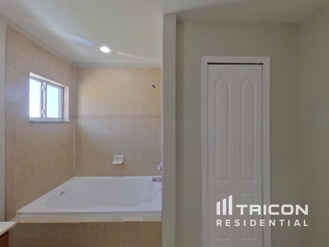 Building Photo - 2036 Portcastle Cir