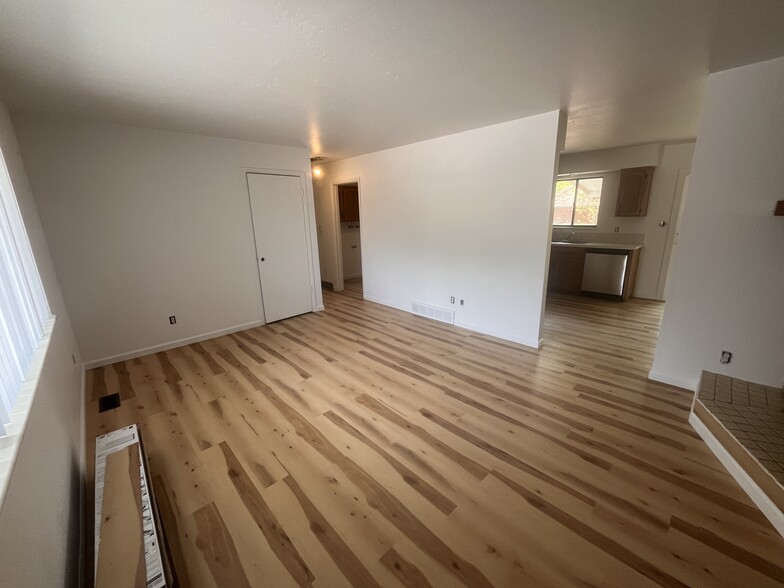 Building Photo - 3253 Castaneda Dr