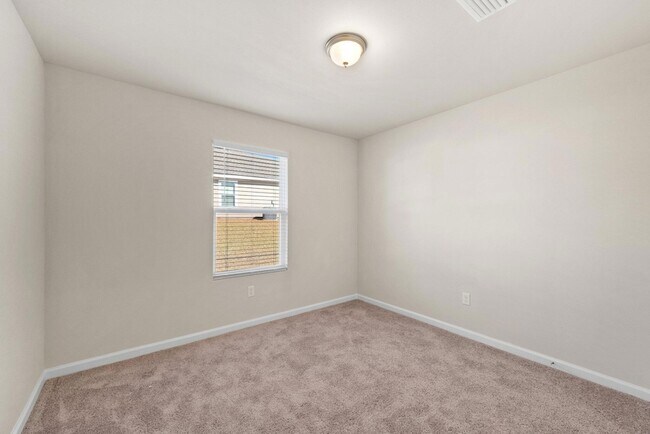 Building Photo - 511 Whispering Creek Ave