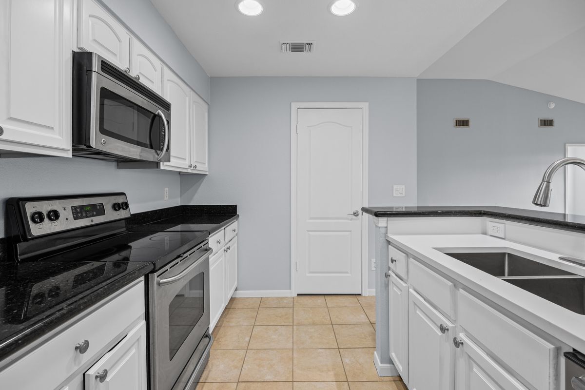 Building Photo - 6000 Shepherd Mountain Cove
