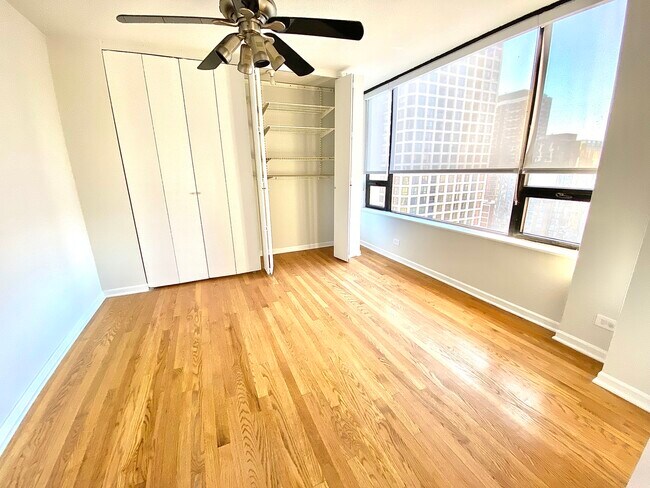 Building Photo - 2 E Oak St