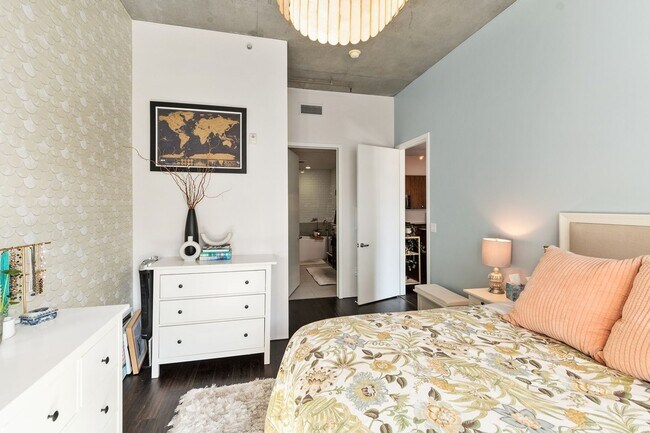 Building Photo - Modern Chic 2 bedroom at M2i