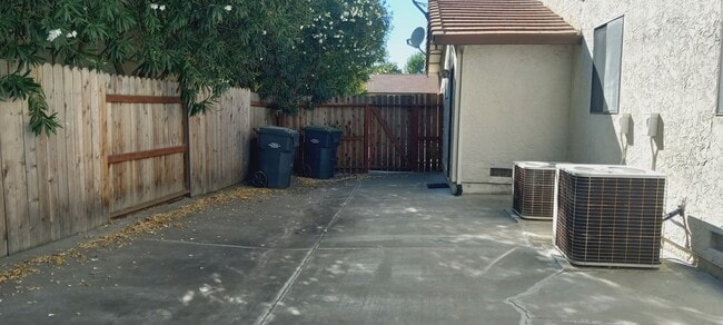 Building Photo - Got Room? - Paradise Valley Home Is Expansive!