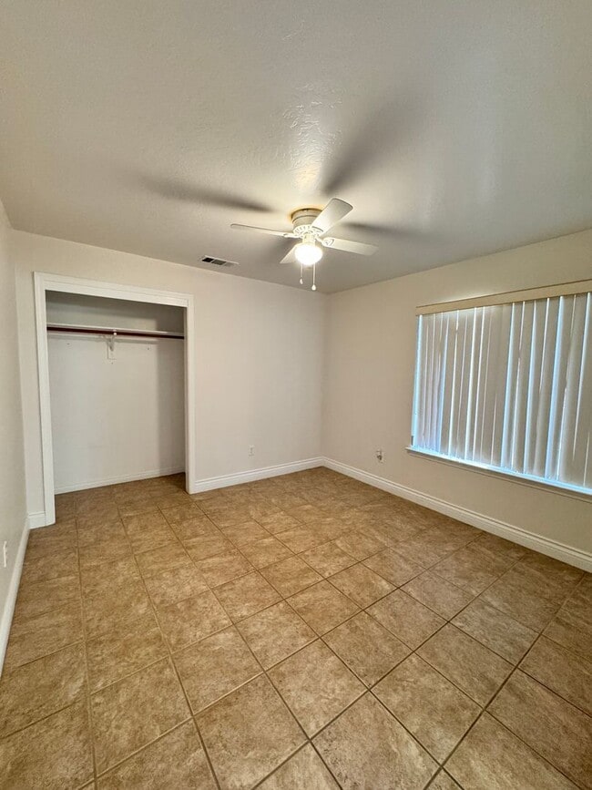 Building Photo - SW Home 3bed 2bath + office space $2250rent/deposit