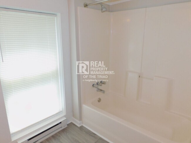 Building Photo - Cute 3 Bedroom/2 Bath Home in Greensboro 2...