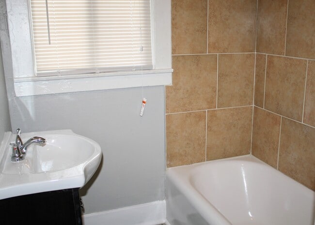 Building Photo - 1002 W 4th St