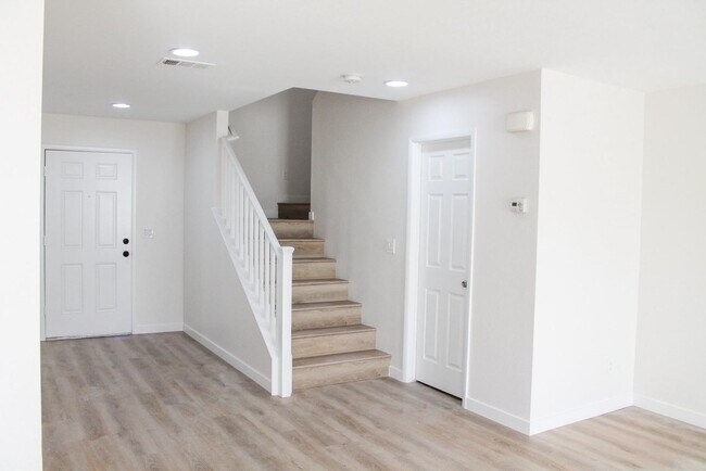 Building Photo - Gorgeous 4Bed/2.5Bath/2Car home located in North Las Vegas Raven Hill gated community!