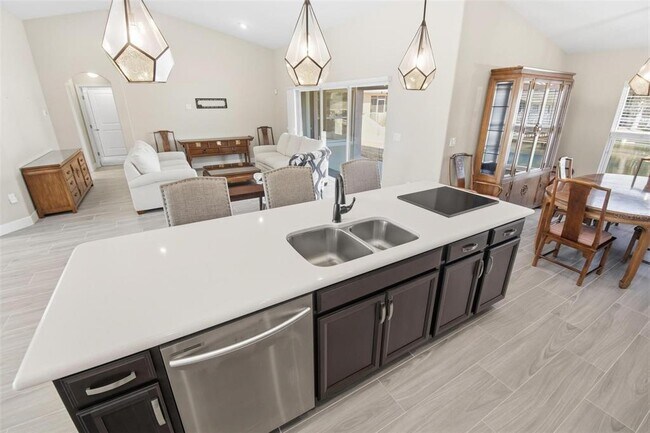 Building Photo - 8 Creek Ct