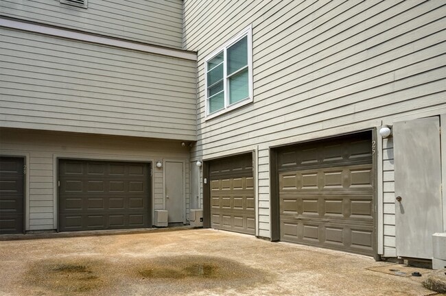 Building Photo - 2601 Augusta Dr