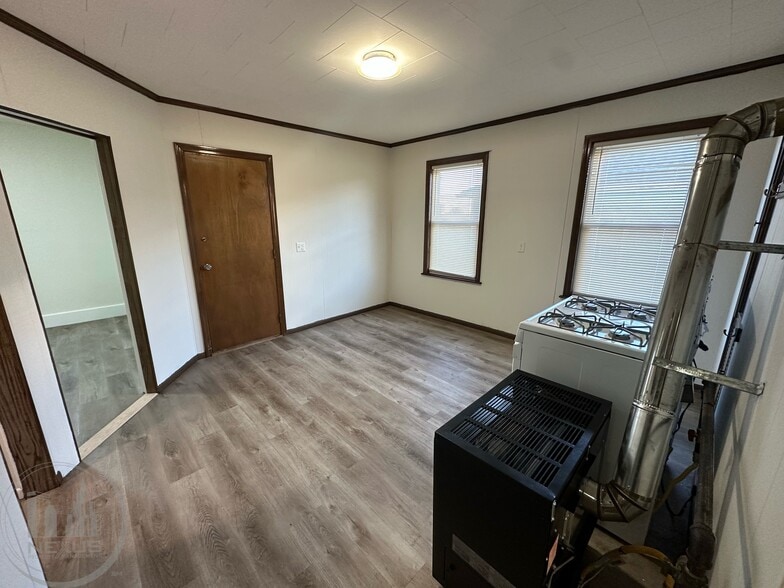 Building Photo - 73 Esther St