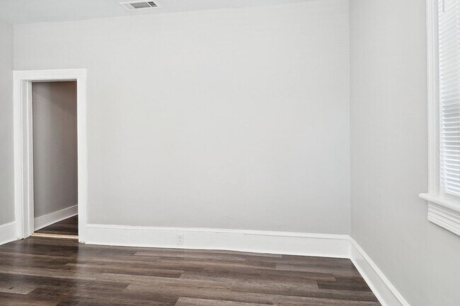 Building Photo - 504 W 48th St