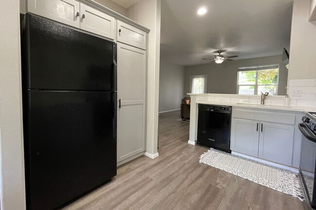 Building Photo - Stunning Forest Heights Home with Washer/D...