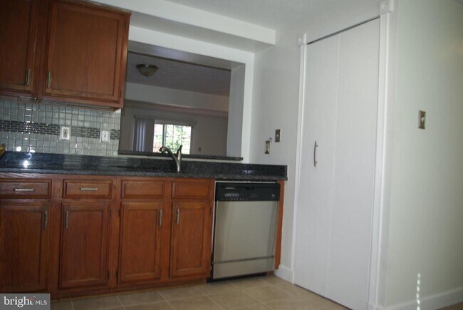 Building Photo - 5 Bayridge Ct