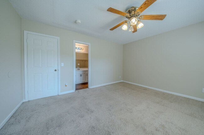 Building Photo - 907 Shelby Dr