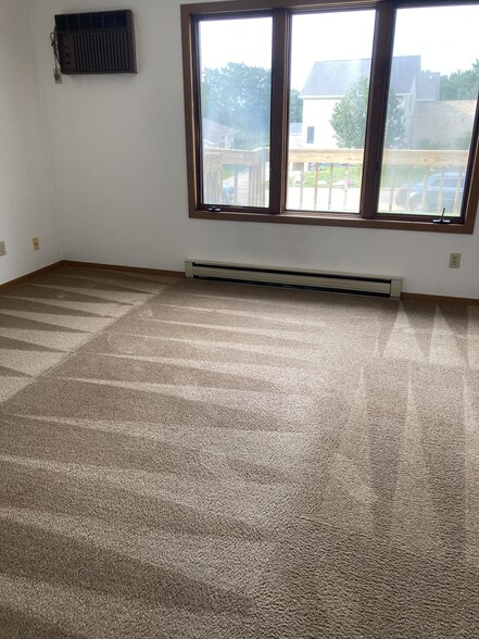 Large living room w/new carpet in 2024 - 5571 Wickford Ln