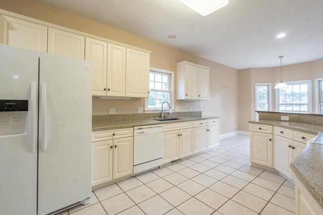 Building Photo - 1833 Waters Edge Dr