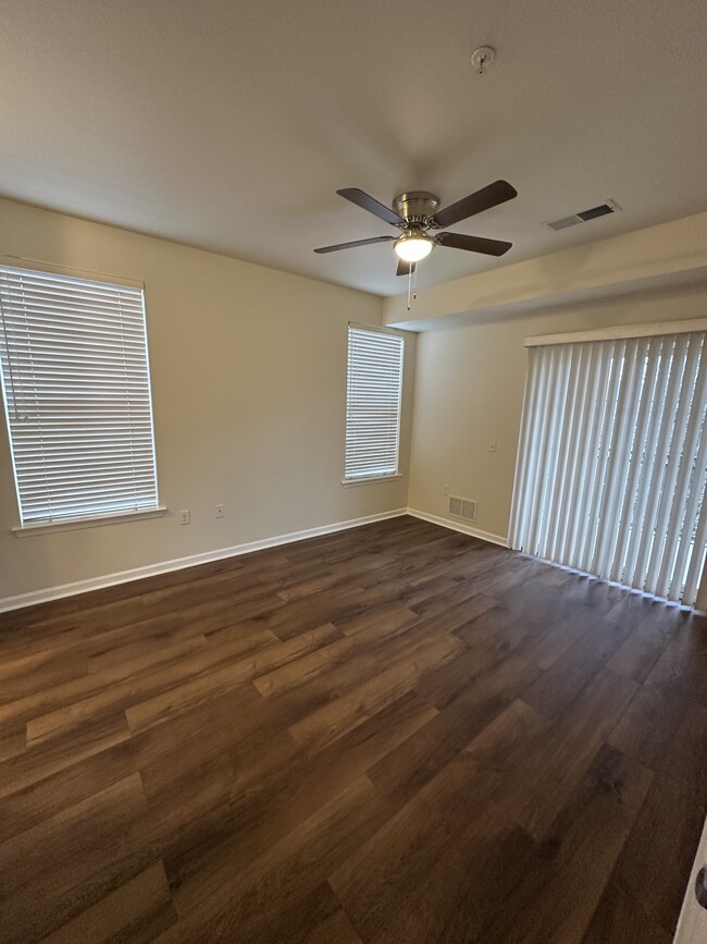 Building Photo - 621 Doral Ct