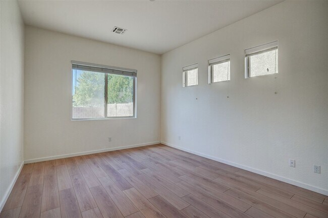 Building Photo - 3 Bedroom, 2 Bathroom Townhome in Granvill...
