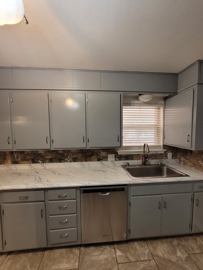 Building Photo - Move in ready 3 bed 2 bath home with 2 car...