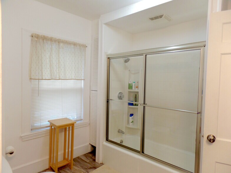 Building Photo - 34 Capen St