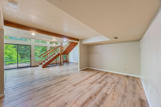 Building Photo - Five-bedroom in Kent, Scenic Hill Neighbor...