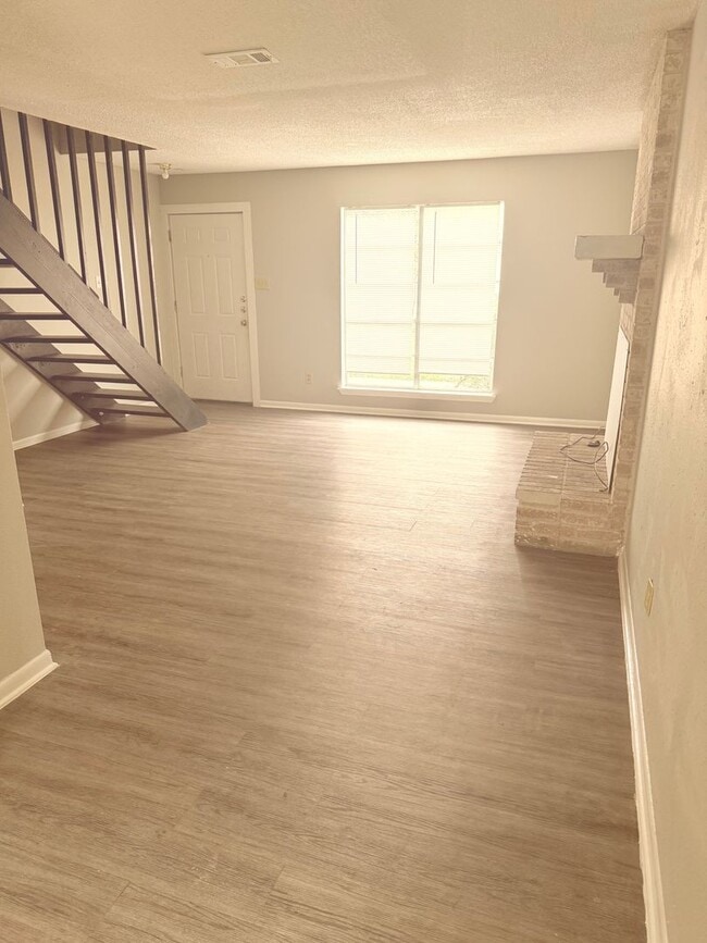 Building Photo - Townhome in Victoria